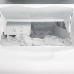 Comment nettoyer une machine à glace frigidaire ?